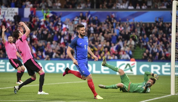 Olivier Giroud ouvre le score pour la France