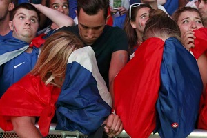 Des supporters déçus après la défaite de la France à l'Euro